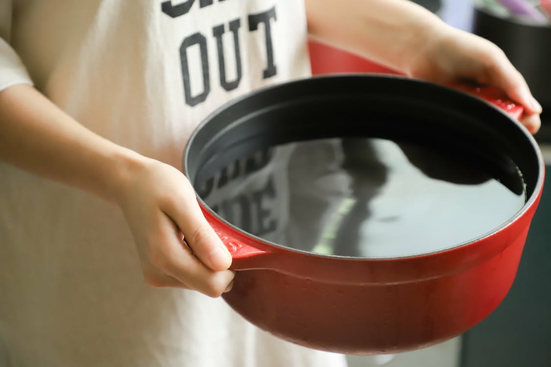 disostruire il lavandino con una pentola di acqua molto calda
