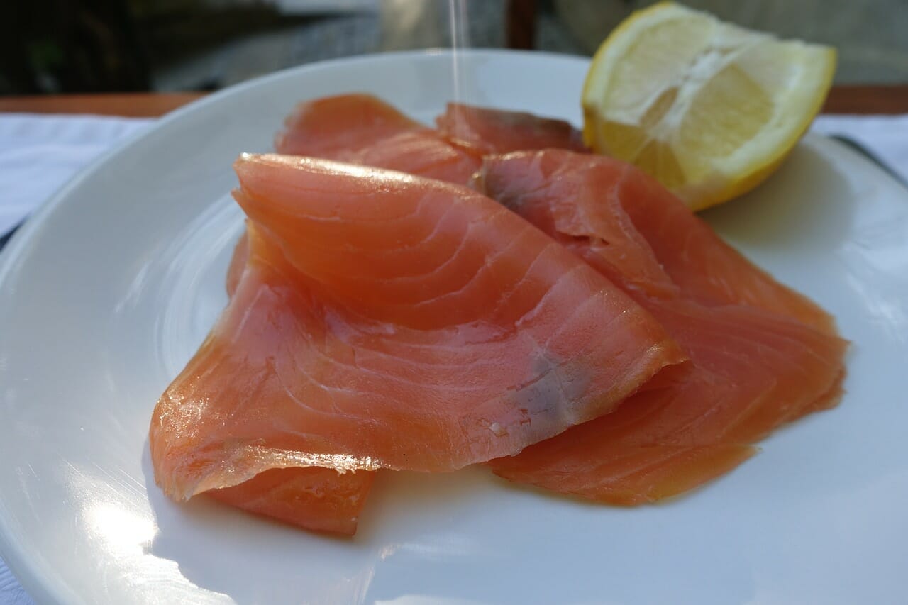disporre del salmone affumicato su ogni fettina