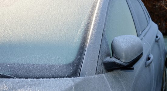 Ghiaccio sui vetri dell'auto in inverno