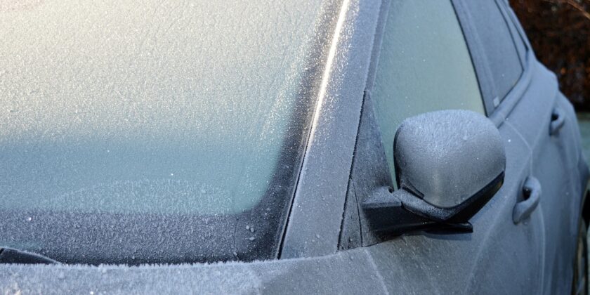 Ghiaccio sui vetri dell'auto in inverno