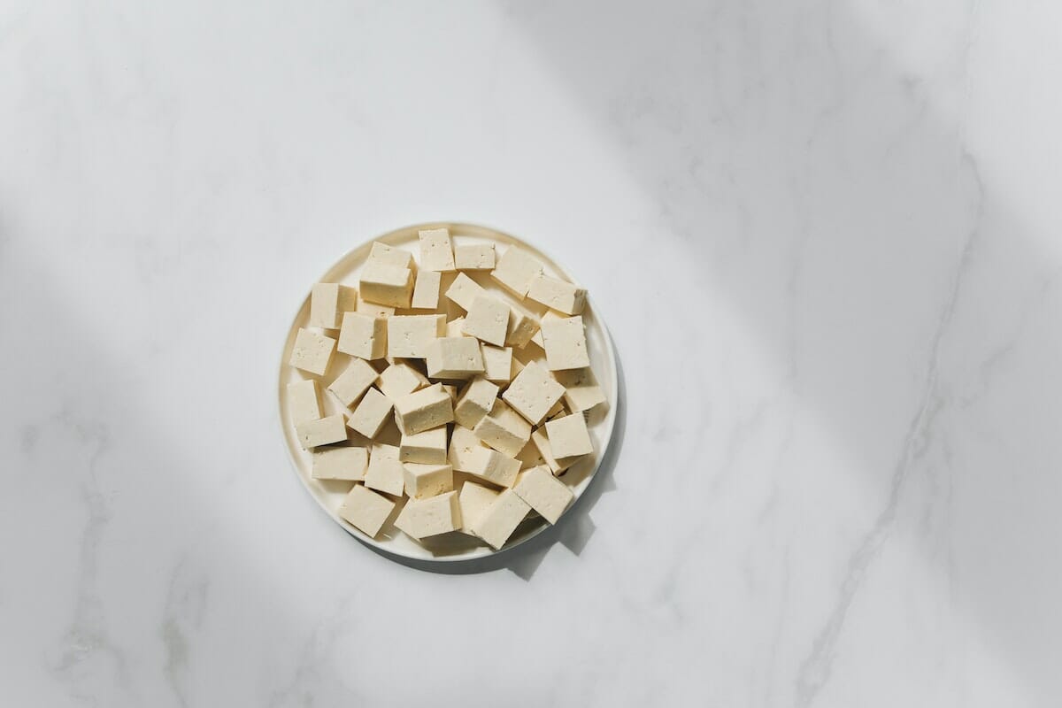 Il tofu è un formaggio vegetale derivato dalla soia