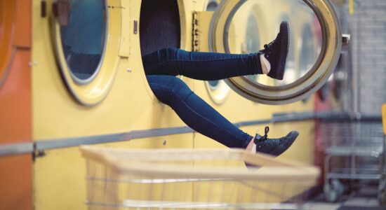 Il trucco geniale per asciugare le scarpe