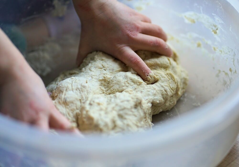 impastare gli ingredienti in una ciotola.1