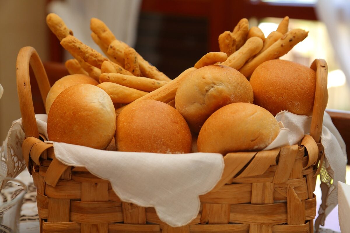 in attesa dell'inizio delle portate si tende a consumare grissini e pane