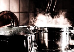 in una pentola mettere a cuocere i maccheroni