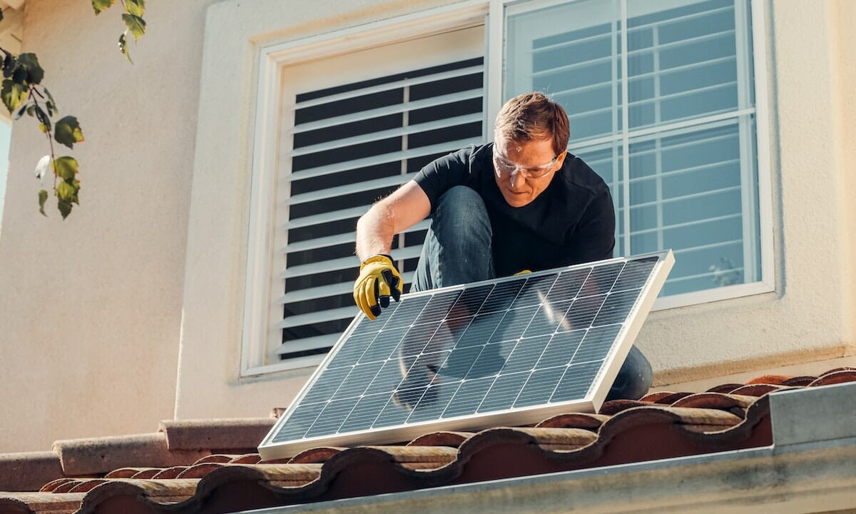 la Basilicata aiuta le famiglie per istallare un pannello solare o una caldaia termica con un bando