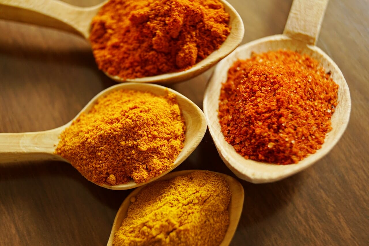 la curcuma è un ottimo alleato contro i capelli bianchi