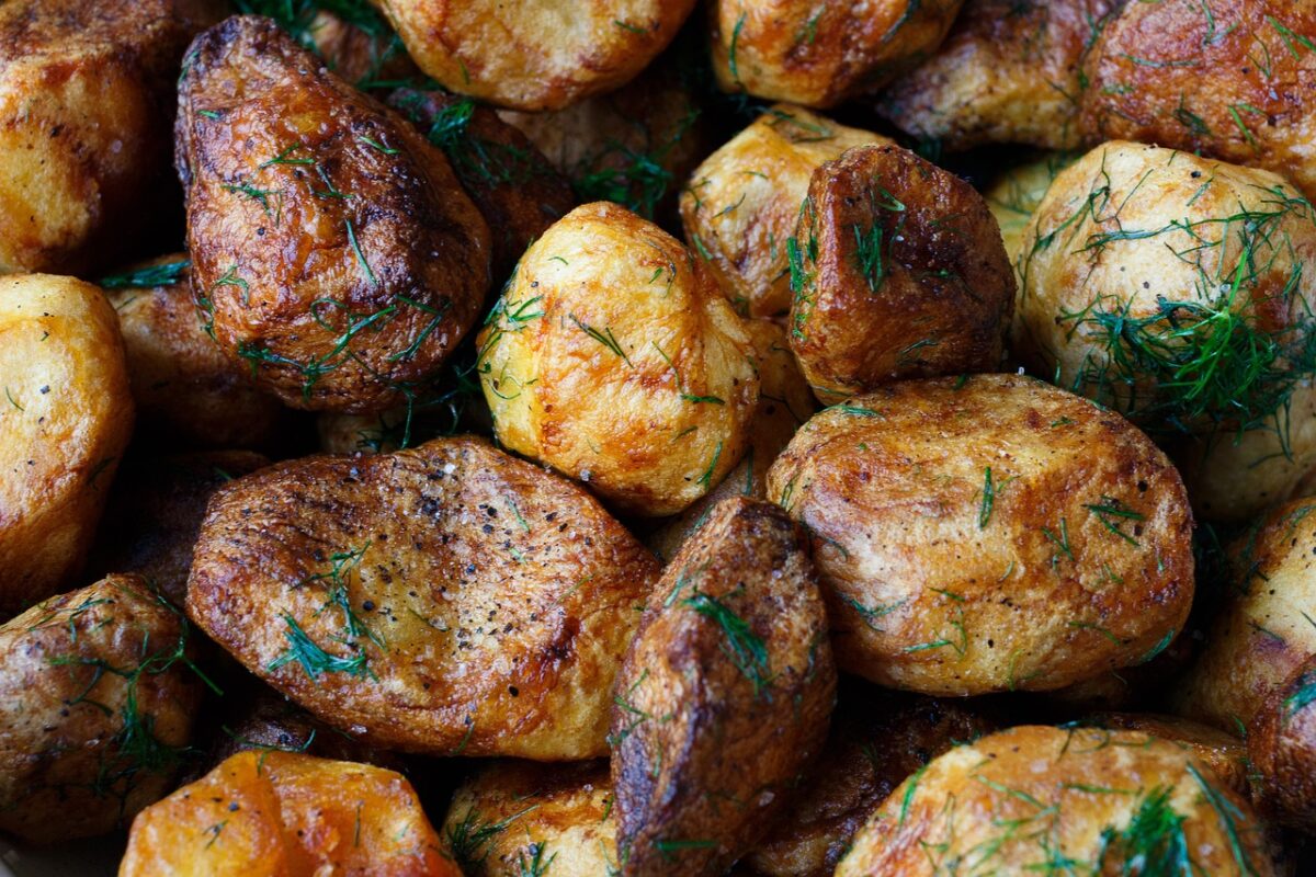Le patate rustiche sono un contorno da non perdere