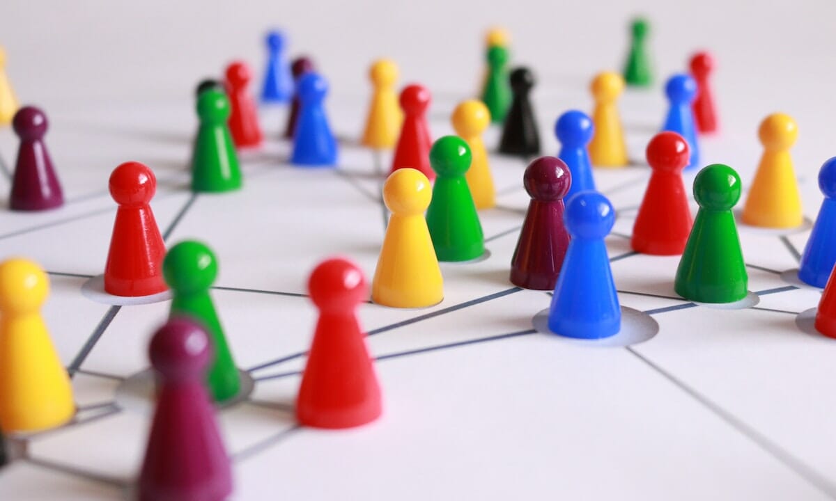 mettere in atto una precisa strategia