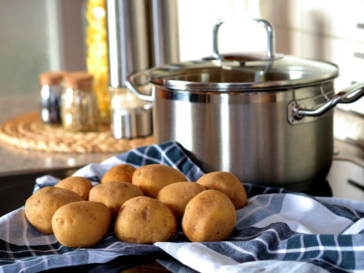 mettere le patate in acqua fredda