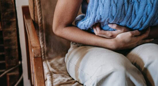 Occhio a mal di pancia e sudorazione