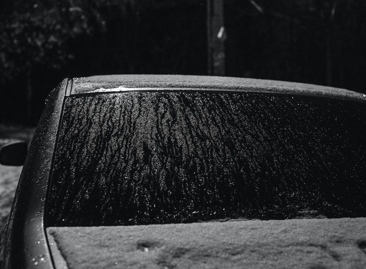 Parabrezza dell'auto ghiacciato