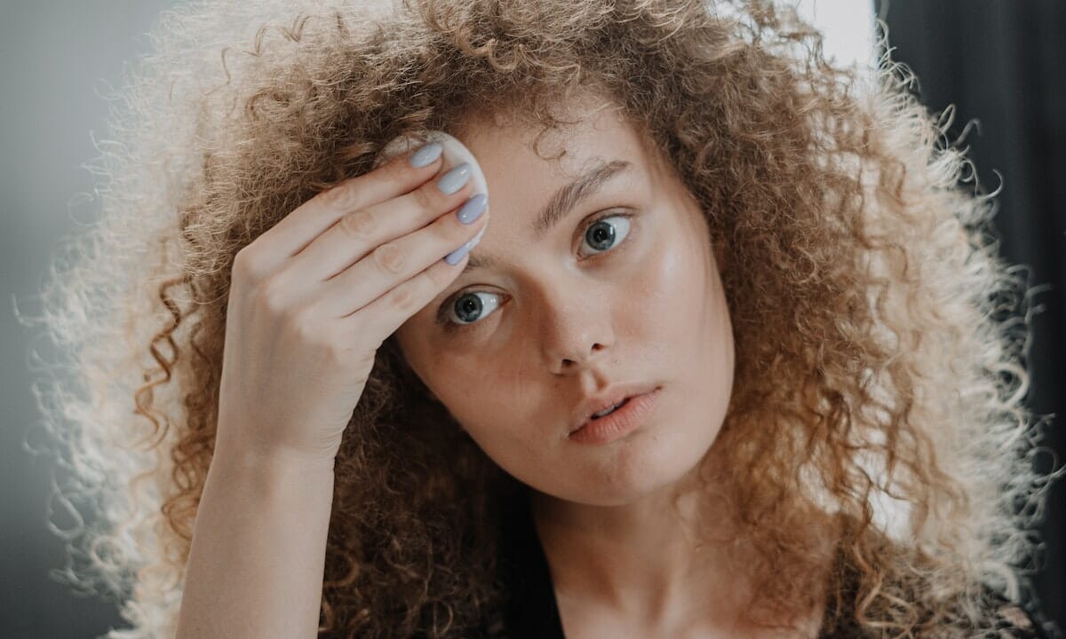 passare sulla pelle macchiata il latte detergente