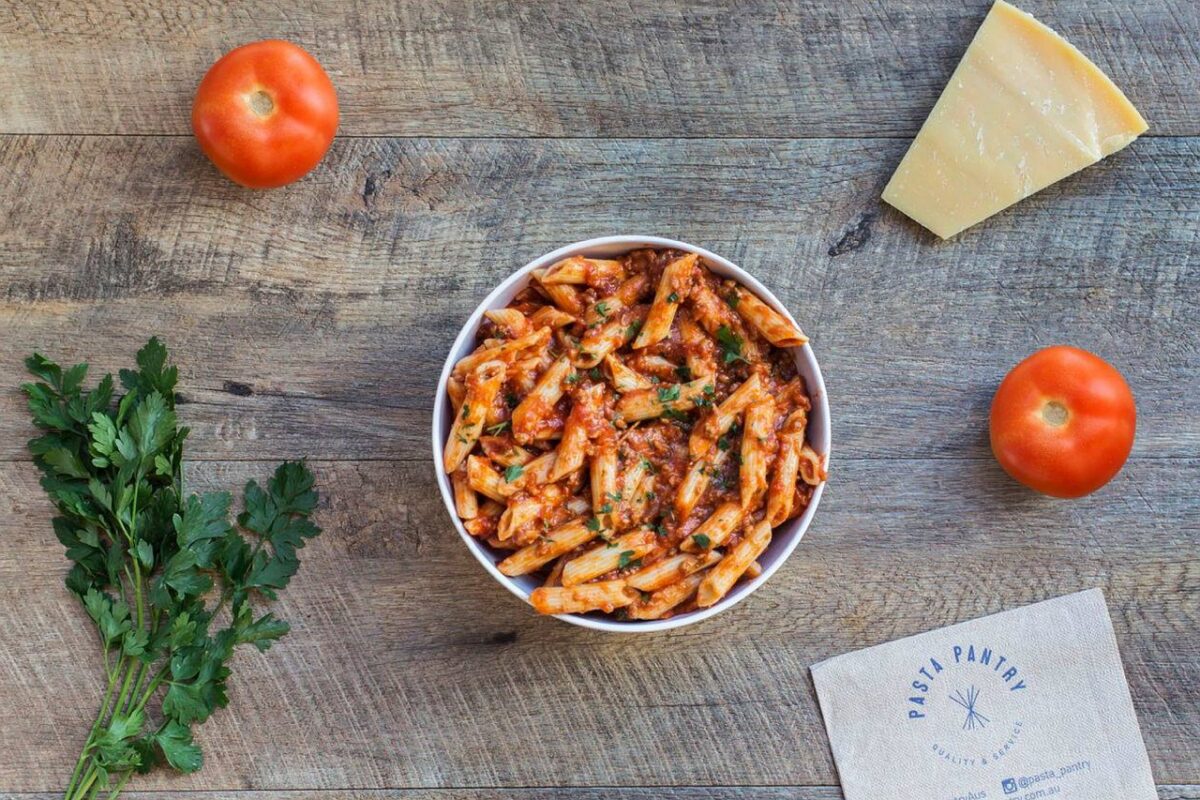 Pennette con pomodoro, ricotta e parmigiano