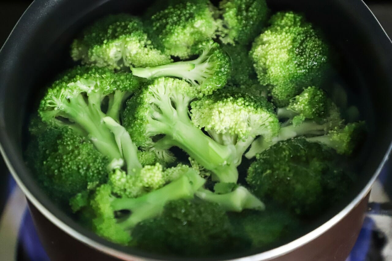 per fare i broccoli in pastella prima dovremmo sbollentarli