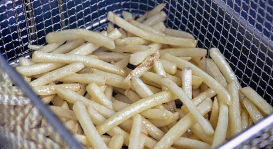 Per pulire velocemente il grasso della friggitrice ad aria