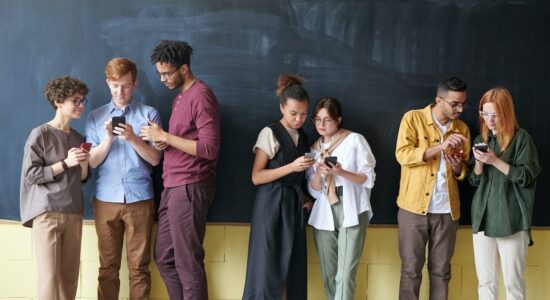 Pochi sanno se siano più protetti dai virus Android o gli iPhone