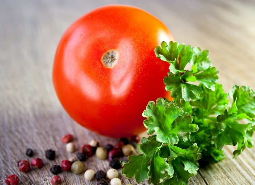 prezzemolo e pomodoro, alcuni ingredienti per la pasta