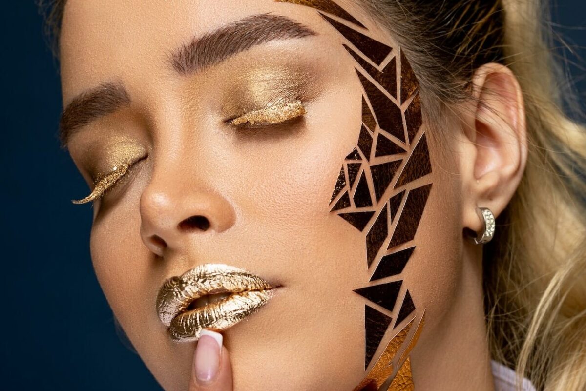 Realizziamo un trucco dorato per Natale