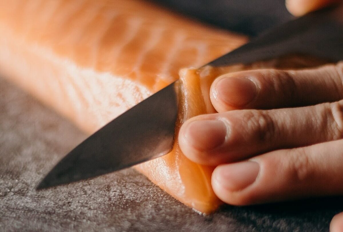 Rimuoviamo dal filetto di salmone tutte le spine e tagliamolo