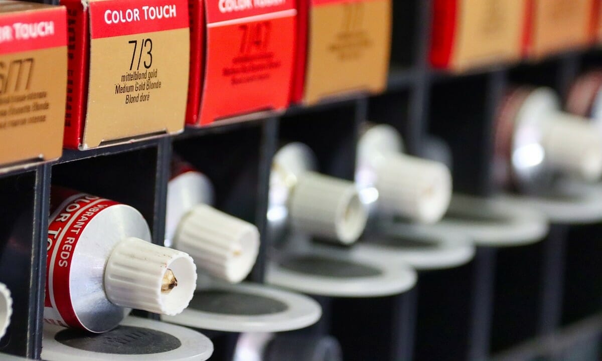 seguire le istruzioni sulla confezione della tinta