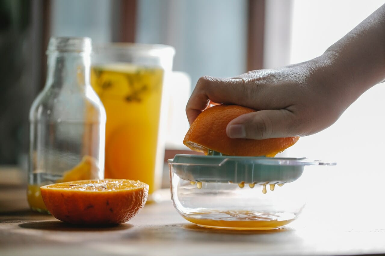spremere il succo di un’arancia
