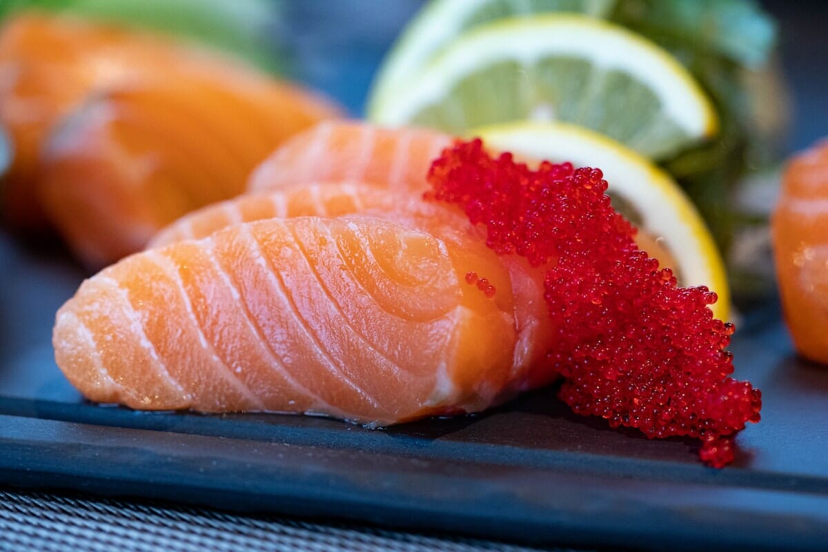 Tagliamo in pezzettini il salmone