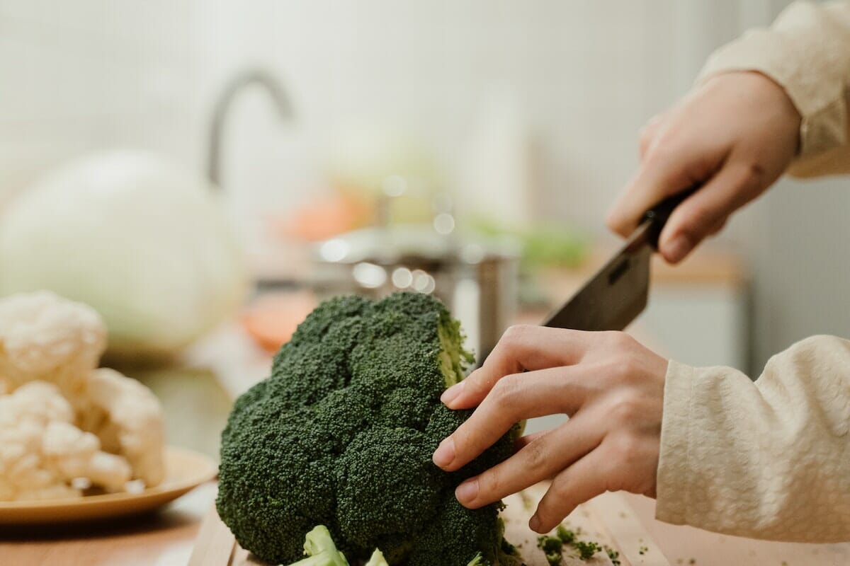 Tagliare i broccoli seguendo la linea delle cimette