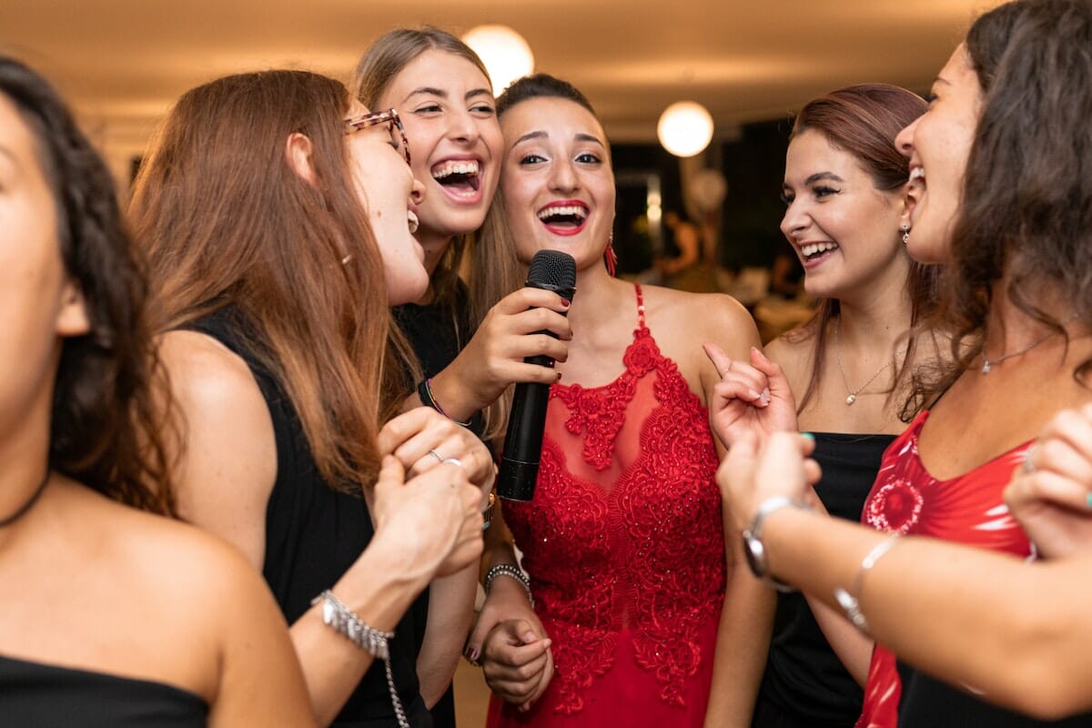 Tanto divertimento per la sposa e gli amici