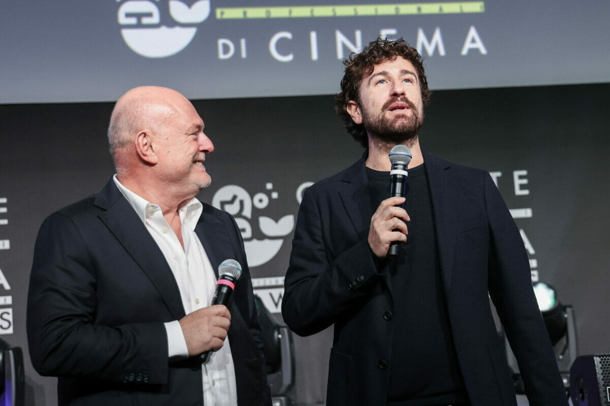 trascorrere qualche ora spensierata guardando Alessandro Siani al teatro