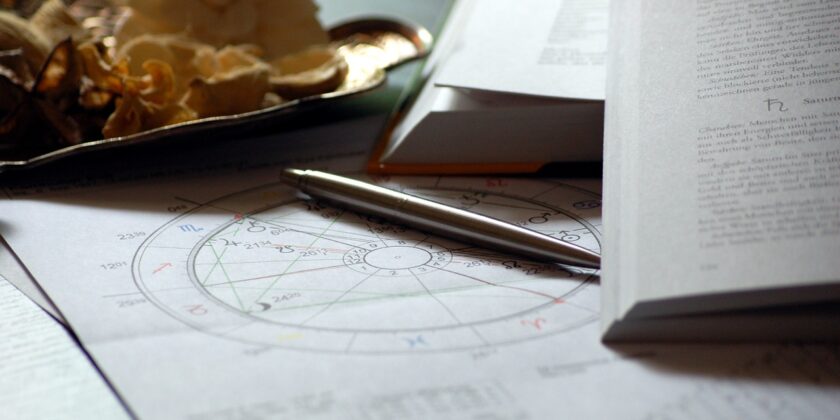 Tutte le fantastiche e preoccupanti previsioni astrologiche
