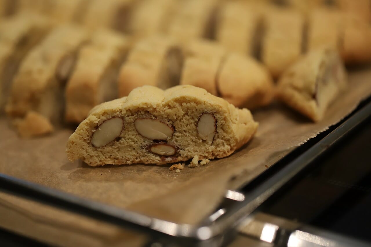 un biscottino secco che aiuta a sgrassare come i cantucci
