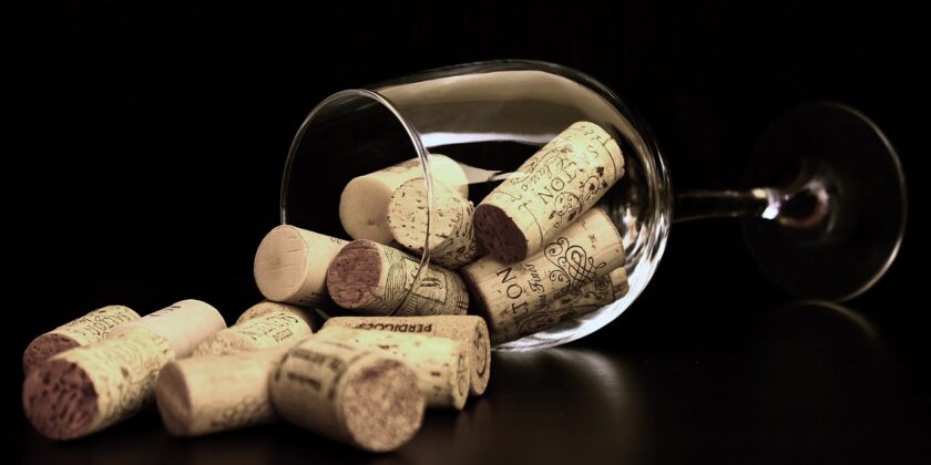 4 modi inaspettati per togliere il tappo in una bottiglia di vino-proiezionidiborsa.it