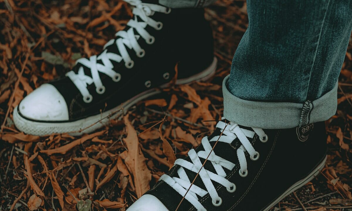 Abbinare il jeans alle classiche sneakers