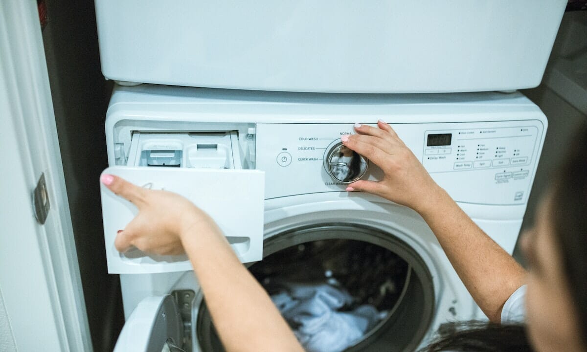 Aggiungere al lavaggio mezzo bicchiere di aceto bianco