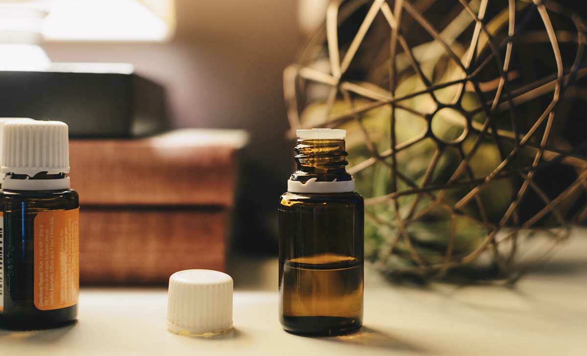 Aggiungiamo una goccia di olio essenziale di Salvia Sclarea alla nostra maschera per pelli impure