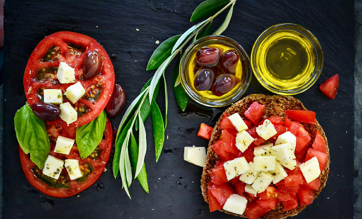 Alla base della dieta mediterranea ci sono stagionalità, una cucina povera di grassi e olio extravergine di oliva