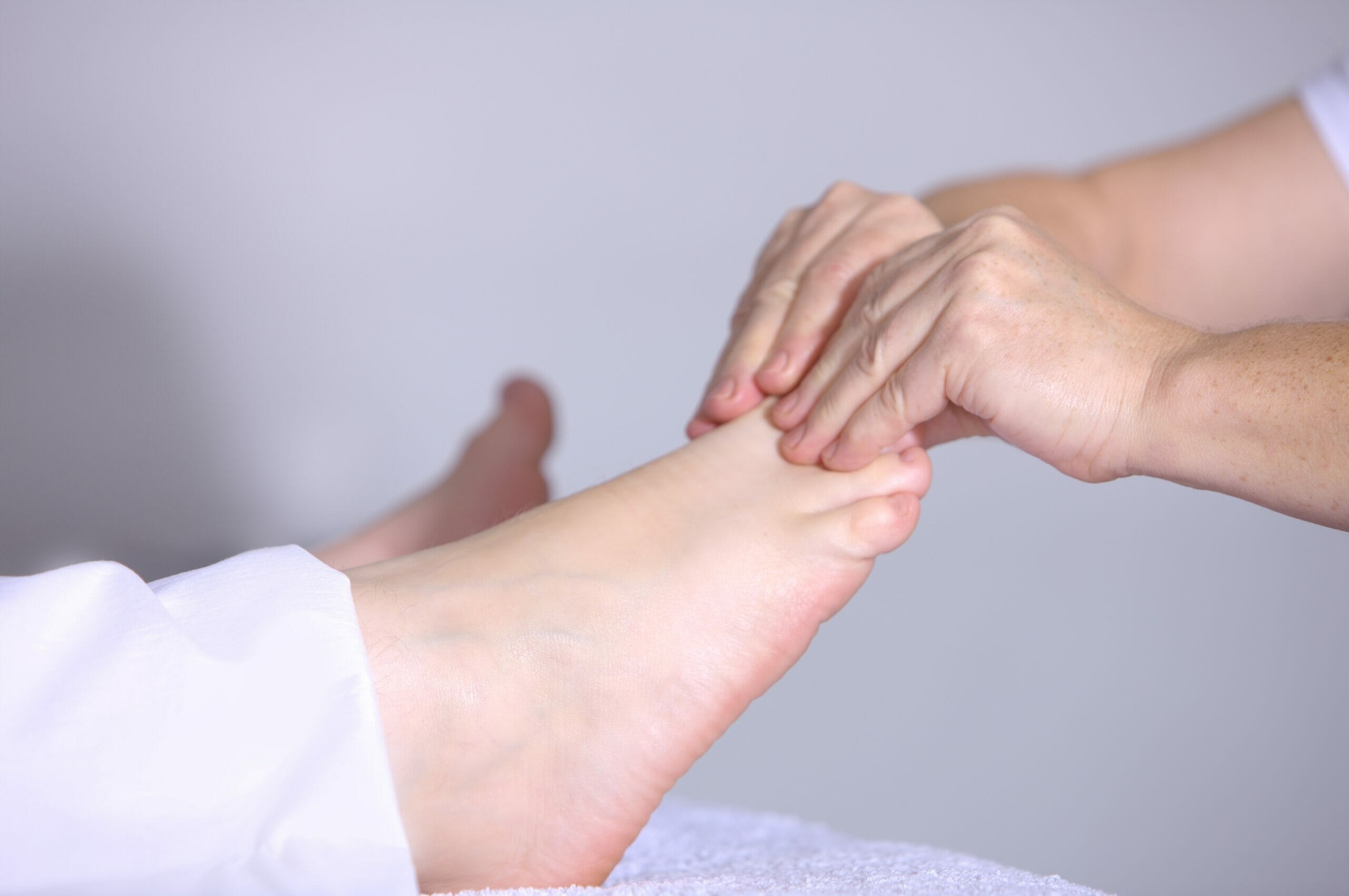 Altro rimedio sono i massaggi con olio caldo o crema