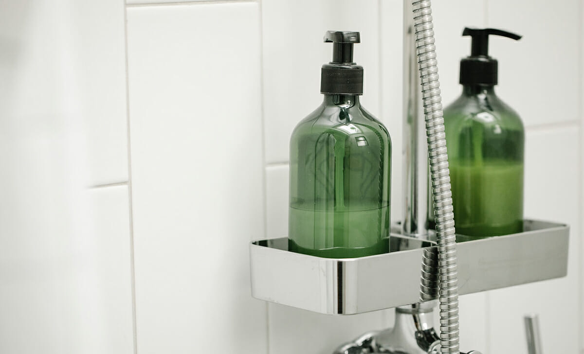 Anche lo shampoo e il bagnoschiuma possono essere alleati inaspettati per sturare il lavandino