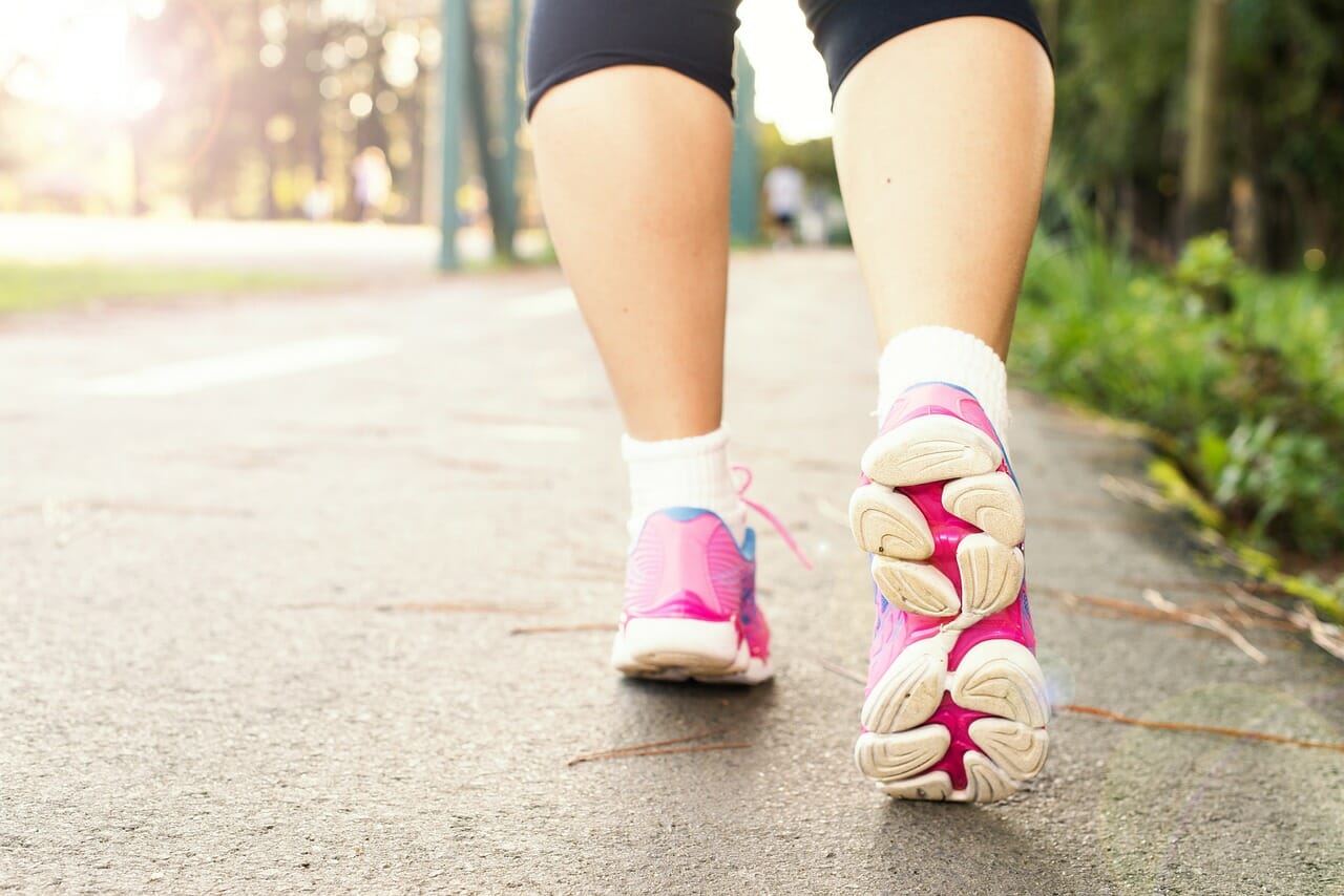 Anche una camminata, fatta con regolarità, aiuta a bruciare calorie