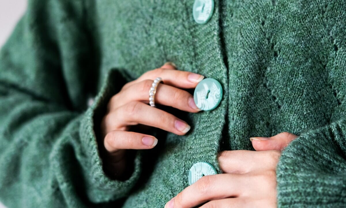 Capita di perdere un bottone da cardigan, camicie o cappotti