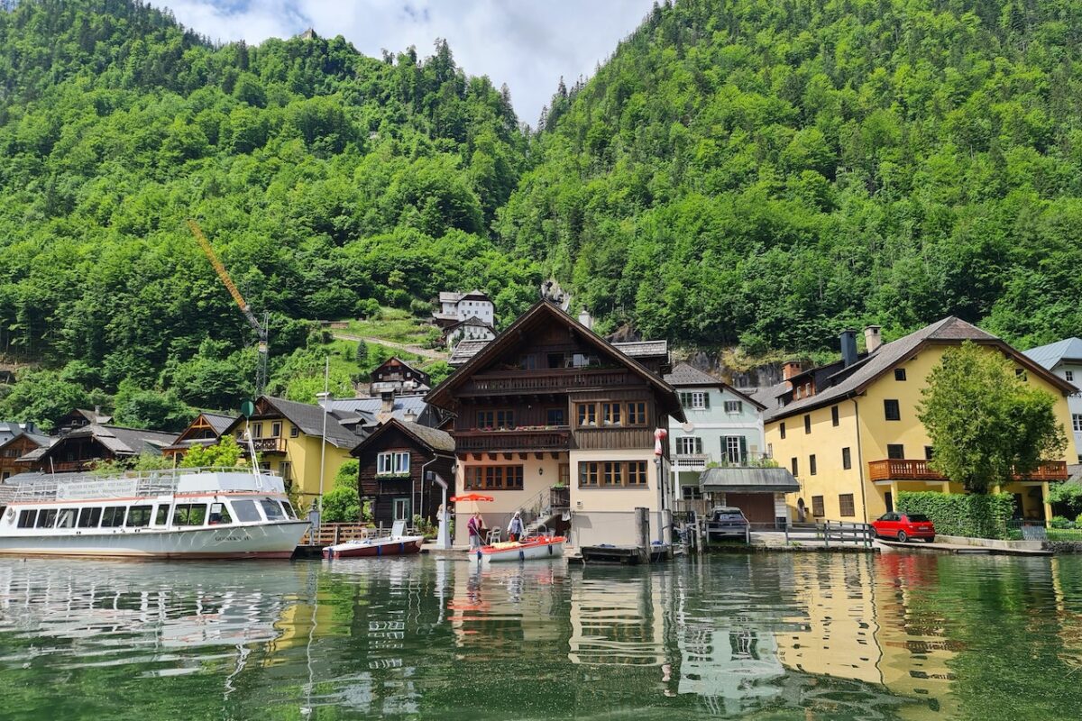 Ci si arriva attraversando con il traghetto un lago dalle acque cristalline