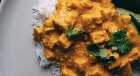 Come cucinare un pollo al curry profumato e delizioso
