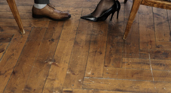 Come pulire il parquet macchiato ed eliminare i graffi