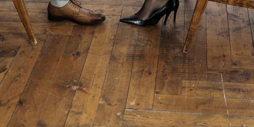 Come pulire il parquet macchiato ed eliminare i graffi