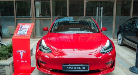 Comprare o vendere le azioni Tesla
