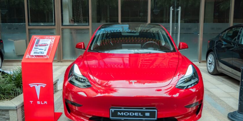 Comprare o vendere le azioni Tesla