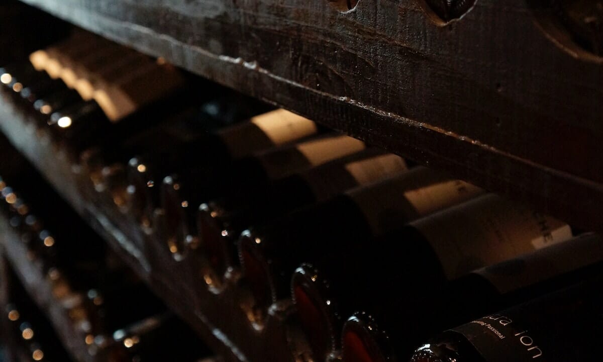 Conservare le bottiglie in cantina inclinate all'indietro