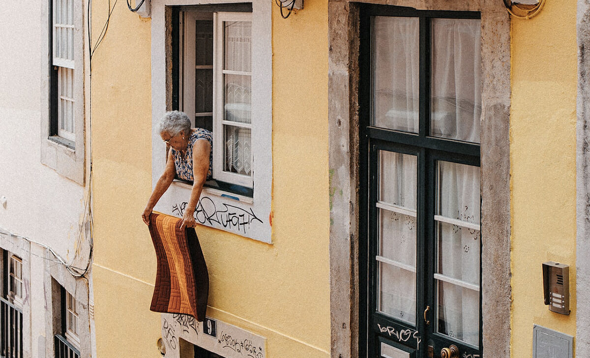 Cosa succede se buttiamo le briciole della tovaglia o la polvere dei tappeti sul balcone di sotto?