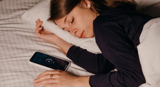 Cosa succede se ci addormentiamo con il cellulare vicino